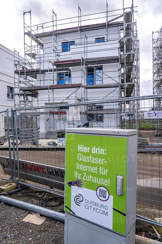 New development district, around 140 detached and semi-detached villas being built in the south of Duisburg, various property developers, existing internet connection via fibre optic cables, North Rhine-Westphalia, Germany, Europe