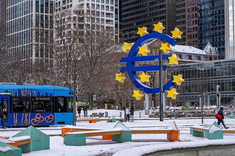 Winter in Frankfurt, euro sculpture at Willy-Brandt-Platz, snow-covered, Hesse, Germany, Europe
