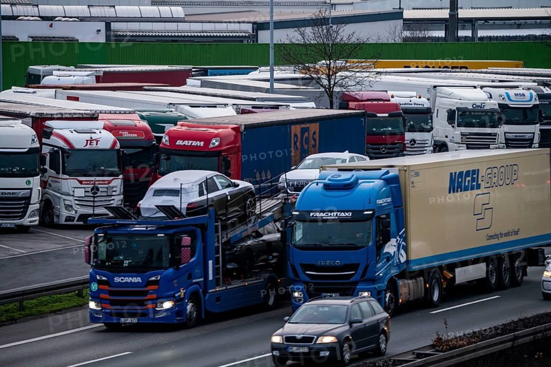 Heavy traffic on the A2 at the Bottrop-Süd service area, overcrowded lorry parking in the evening, Bottrop, North Rhine-Westphalia, Germany, Europe