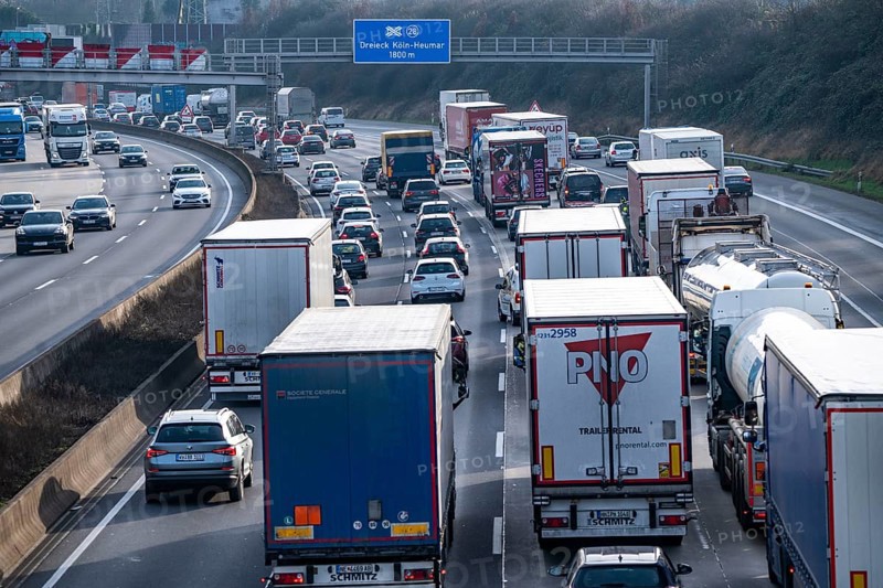 Traffic jam on the A3 motorway, at the Köln-Ost junction, heading south, four lanes jammed with cars and many trucks, over 8 kilometres in total, Cologne, North Rhine-Westphalia, Germany, Europe