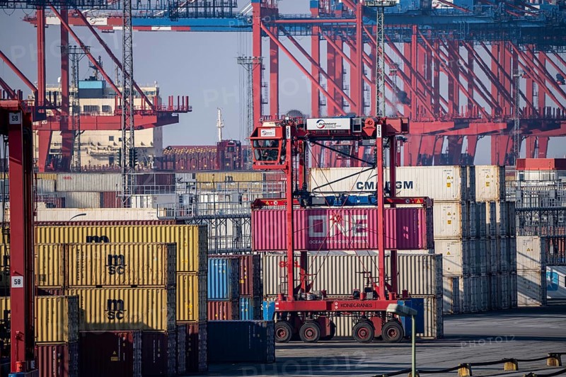 Container terminal in the seaport of Bremerhaven, Eurogate Container Terminal with almost 50 container gantry cranes, cranes, on a length of over 4 KM at the mouth of the Weser, straddle carriers bring the containers to and from the container ships, or store them between, Bremerhaven, Bremen, Germany, Europe