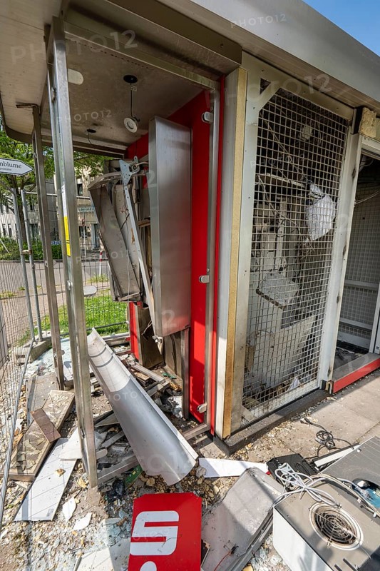 Blown up ATM of the Sparkasse in Mülheim-Heißen, Hingbergstraße, the free-standing ATM was probably blown up with explosives for the third time, the perpetrators probably did not take any money, Mülheim an der Ruhr, North Rhine-Westphalia, Germany, Europe