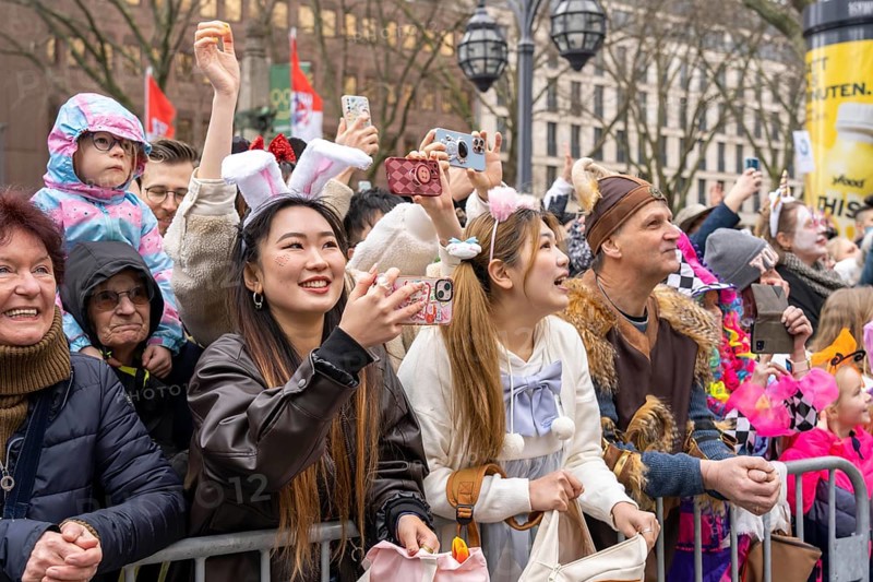 Rose Monday parade in Düsseldorf, Asian spectators, at the street carnival, here Fortuna Düsseldorf, fan groups, North Rhine-Westphalia, Germany, Europe