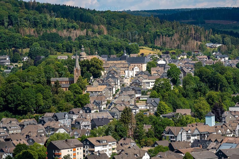 Bad Berleburg, in the district of Siegen-Wittgenstein, Rothaargebirge, Sauerland, upper town, with Berleburg Castle, Protestant town church, North Rhine-Westphalia, Germany, Europe
