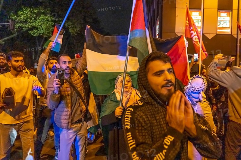 Demonstration by pro-Palestinian activists in Duisburg-Hochfeld, around 110 demonstrators marched through the neighbourhood justifying Hamas' attack against Israel, Duisburg, North Rhine-Westphalia, Germany, Europe