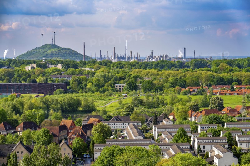 View from the Rungenberg spoil tip over the Buer district, Scholven spoil tip, Ruhr Öl GmbH, BP Gelsenkirchen plant, former miners' housing estate Schüngelberg housing estate was renovated as part of the Emscherpark International Building Exhibition in 1989 and extended in 1993 with 200 new-build flats, Gelsenkirchen, North Rhine-Westphalia, Germany, Europe