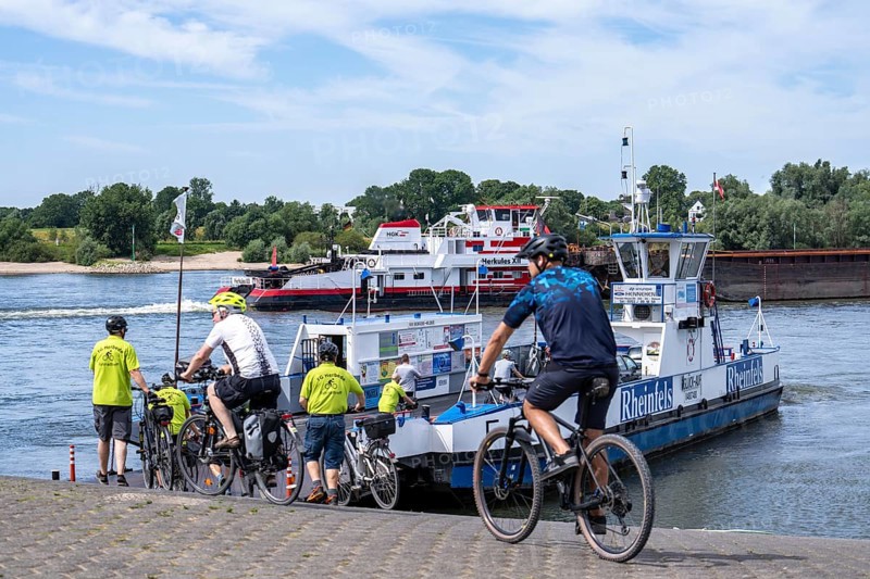 Rhine ferry, car ferry between Duisburg-Walsum and Orsoy, here on the Walsum bank, pushed convoy Herkules XII on the descent, North Rhine-Westphalia, Germany, Europe