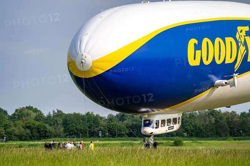 The Zeppelin NT, newly stationed at Essen/Mülheim Airport, undertakes sightseeing flights over the Rhine-Ruhr area, landing approach, Mülheim an der Ruhr, North Rhine-Westphalia, Germany, Europe
