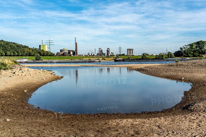 Low water level on the Rhine, banks dry up, sandbanks in the river, shipping can only navigate with reduced cargo and speed, Thyssenkrupp Steel, steelworks, blast furnaces, Duisburg-Bruckhausen, North Rhine-Westphalia, Germany, Europe