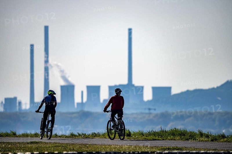 The Hoheward spoil tip, main part of the Hoheward Landscape Park, mountain bikers, view of the UNIPER coal-fired power station Gelsenkirchen- Scholven, Herten, North Rhine-Westphalia, Germany, Europe