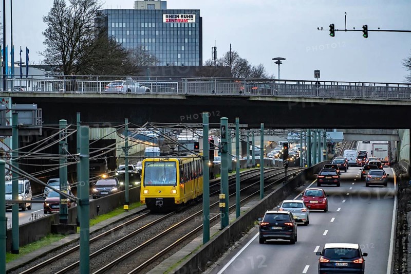 The Hausackerbrücke, inner-city road bridge over the A40 motorway and the U18 light rail line, between Essen-Frohnhausen and Holsterhausen, extensively renovated in 2018, is already dilapidated again and has to be demolished, to be rebuilt in 2026, for which the A40 motorway and the tram line must be closed, North Rhine-Westphalia, Germany, Europe