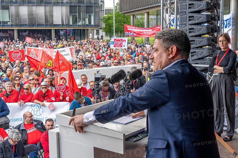 Demonstration of many thousands of steelworkers in front of the ThyssenKrupp headquarters in Essen, against massive job cuts, after the participation of a foreign investor in the company, massive criticism of CEO Miguel López, here during his speech, North Rhine-Westphalia, Germany, Europe