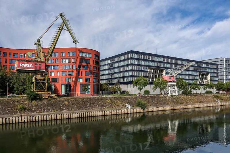 Duisburg, Ruhr area, North Rhine-Westphalia, Germany, Duisburg inner harbour with the wave-shaped building of the North Rhine-Westphalia state archives and old harbour cranes. On the right modern office building, Europe