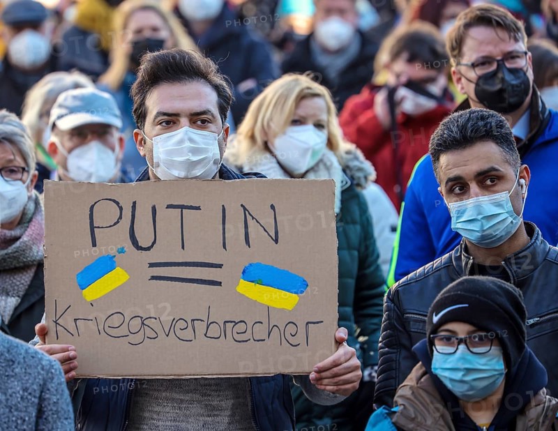 Wesel, North Rhine-Westphalia, Germany, Demonstration against Putin's war in Ukraine. Peace demonstration and solidarity rally for Ukraine on the large market square in Wesel. In times of the corona pandemic, all demonstrators wear masks, Europe
