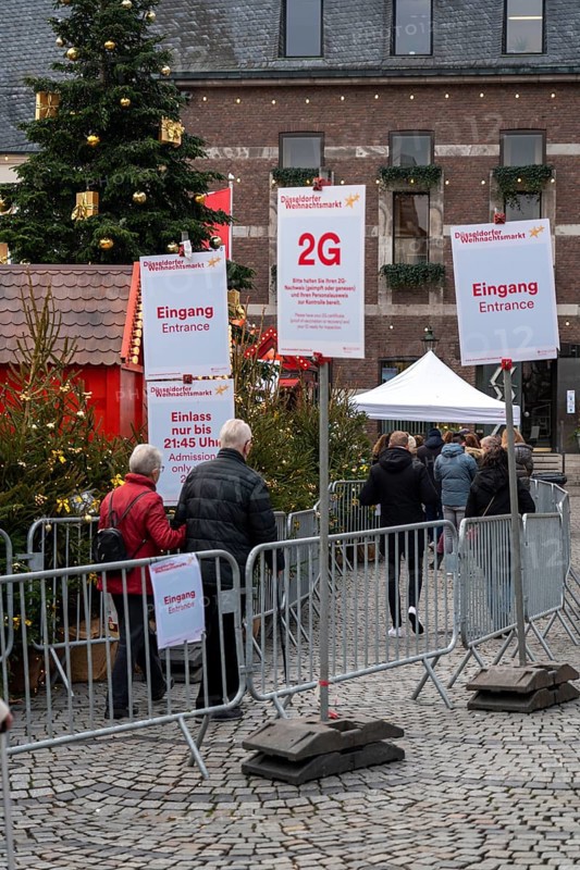 Christmas market Düsseldorf, Old Town, market square at the town hall, access only according to 2G rules, vaccinated, recovered, access control, Düsseldorf, North Rhine-Westphalia, Germany, Europe