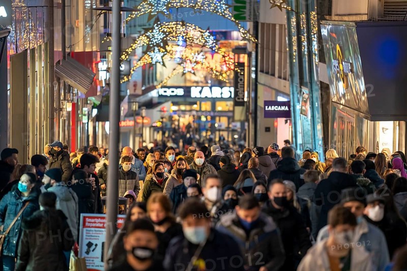 Shopping street Limbecker Straße, shopping street, pedestrian zone, crowded, many people shopping, partly with masks, during the second lockdown in the Corona crisis, Essen, North Rhine-Westphalia, Germany, Europe