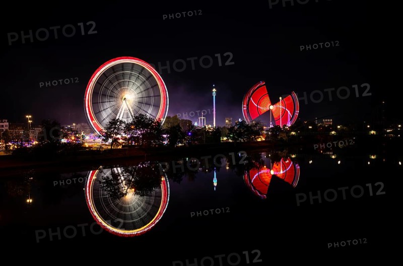 Night shot, overview, reflection in the river Neckar, Ferris wheel, Europa Rad, Gladiator, rides, movement, movement effect, Cannstatter Wasen, folk festival, Bad Cannstatt, Stuttgart, Baden-Württemberg, Germany, Europe