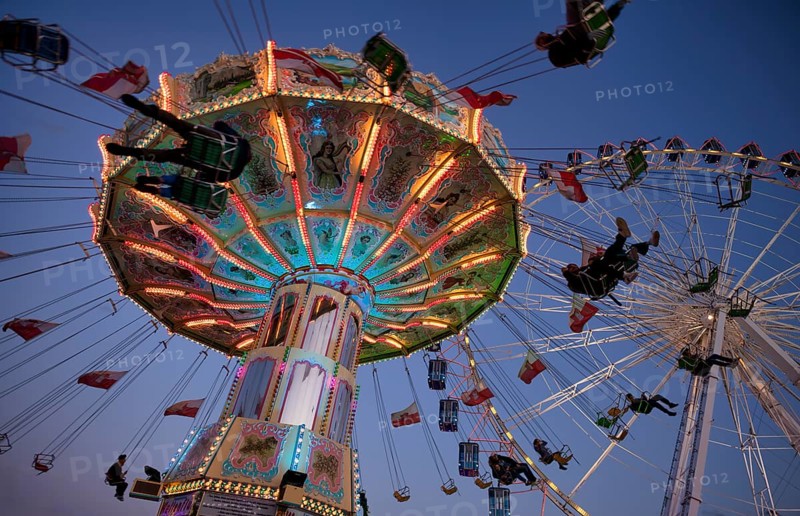 Ferris wheel, Europa Rad, chain carousel, Cannstatter Wellenflug, rides, movement, movement effect, Cannstatter Wasen, blue hour, folk festival, Bad Cannstatt, Stuttgart, Baden-Württemberg, Germany, Europe