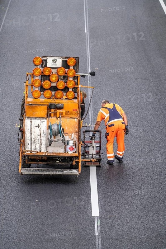 Marking work after the application of new whisper asphalt surface for the A40 motorway, in the urban area of Essen, direction Dortmund, 95, 000 square metres of porous asphalt will be applied over a distance of around 6 km, the motorway will be closed for 1 week, bus lane, North Rhine-Westphalia, Germany, Europe