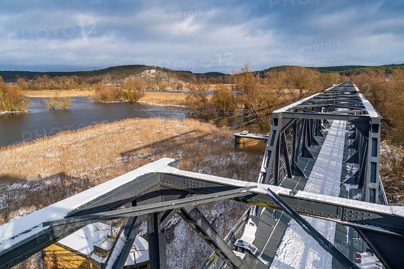 Europabrücke Bienenwerder, also Europabrücke Neurüdnitz-Siekierki with snow in winter, former railway bridge over the river Oder between Bienenwerder (Oderaue) and Siekierki (Zäckerick) in the town of Cedynia (Zehden) in Poland, Oderbruch, Brandenburg, Germany, Europe