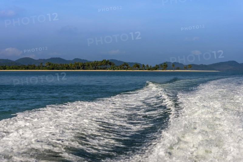 Phang Nga bay near Koh Yao Yai, palm beach, palm tree, seascape, seascape, nature, natural landscape, sky, panorama, boat trip, boat excursion, holiday, travel, tourism, beach holiday, beach holiday, sun, sunny, climate, water, sea, ocean, coast, coastal landscape, paradise, holiday paradise, paradisiacal, boat, island, dream holiday, symbolic, Asian, exotic, beautiful, Phangnga, Phuket, Thailand, Asia