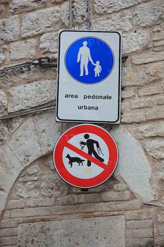 Pedestrian zone and no dogs sign, historic centre of Assisi, Umbria, Italy, Europe