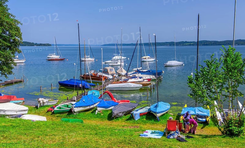 Bathing area on the lakeshore with sailing boats, Seeshaupt, Lake Starnberg, Bavarian Alpine Foreland, Upper Bavaria, Bavaria, Germany, Europe