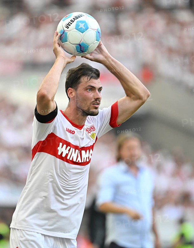Pascal Stenzel VfB Stuttgart (15) Throw-in, Action, MHPArena, MHP Arena Stuttgart, Baden-Württemberg, Germany, Europe