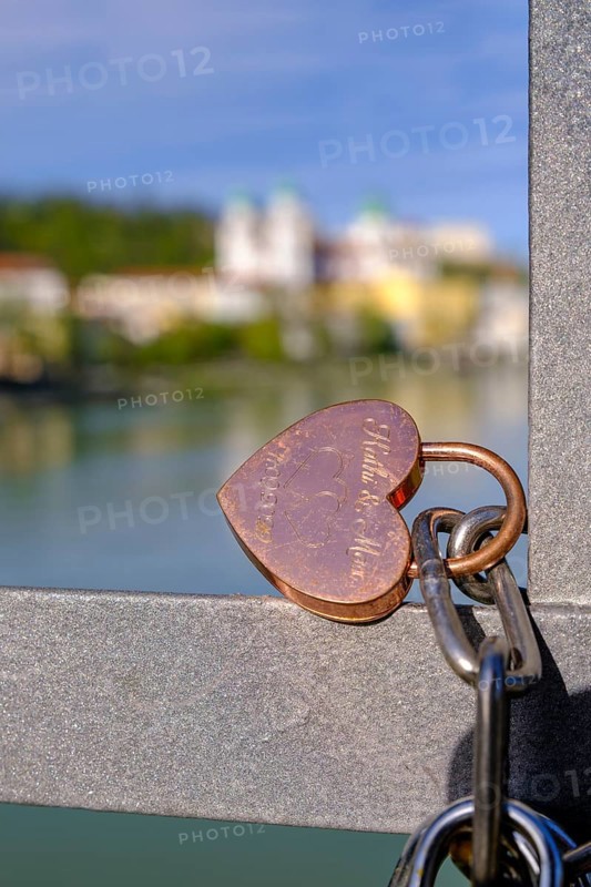 Love locks on the Inn footbridge, Fünferlsteg, Old Town with Inn, Passau, Lower Bavaria, Bavaria, Germany, Europe
