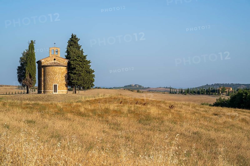 Cappella della Madonna di Vitaleta, Vitaleta chapel near Pienza in summer, Val d'Orcia, Province of Siena, Tuscany, Italy, Europe