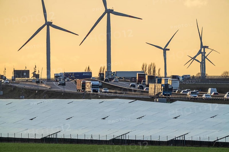 20 MWp ground-mounted photovoltaic system, from RWE, with over 36600 solar modules, in a 200 metre long strip of land, over 1 km long, along the A44 motorway near Bedburg, at the Jackerath junction, recultivated open-cast mining site, wind farm north of Titz, North Rhine-Westphalia, Germany, Europe