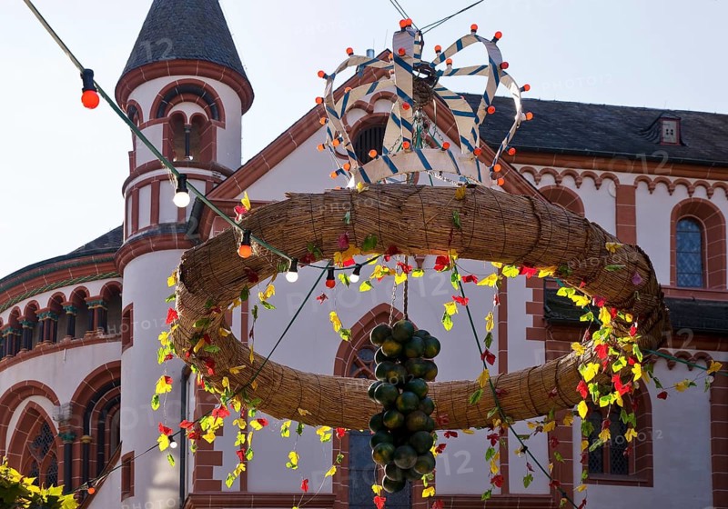 Sculpture modelled on a harvest crown, market square, Bacharach, UNESCO World Heritage Upper Middle Rhine Valley, Rhineland-Palatinate, Germany, Europe