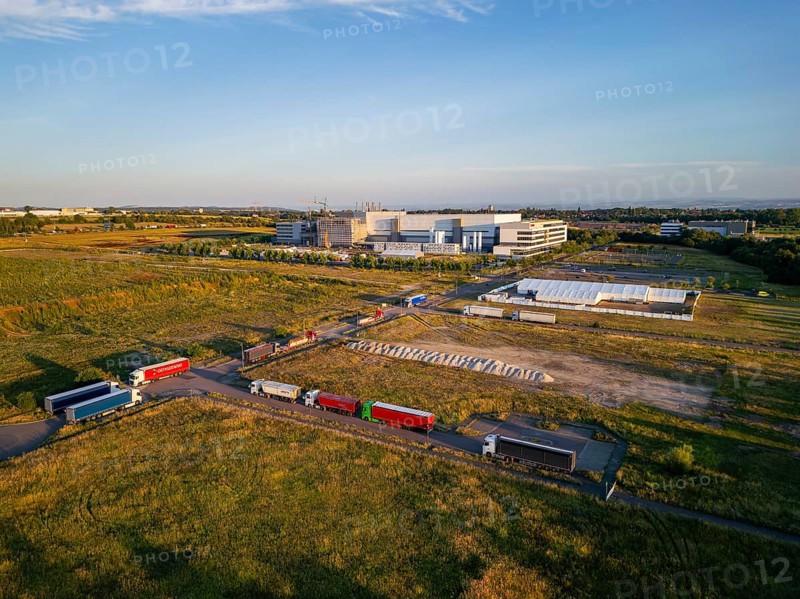 The Taiwanese chip manufacturer TSMC is building a new chip factory in Dresden together with Bosch, Infineon and NXP. The site is next to Bosch's new location in the north of Dresden. Construction of the new TSMC chip factory in Dresden is due to begin on 20 August. The chip manufacturer's CEO is also expected to attend the ground-breaking ceremony in Dresden. The plant is scheduled to open in 2027. Two heavily guarded tents behind a construction fence are the signs of the start of construction, aerial view TSMC site, Dresden, Saxony, Germany, Europe