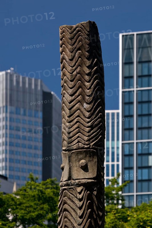 Stele made of carved wood from Papua New Guinea at the Weltkulturen Museum in front of skyscrapers, Kontrast der Kulturen, Frankfurt am Main, Hesse, Germany, Europe
