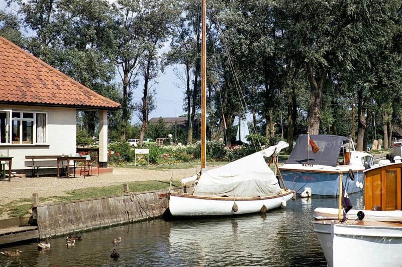 Vor dem Pub vertäute Boote, Hickling Broad, Norfolk Broads, Juli 1970