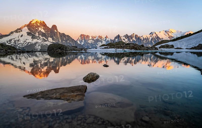 Evening mood, mountain landscape at sunset, alpenglow, water reflection in Lac Blanc, mountain peak, Aiguille Verte, Grandes Jorasses, Aiguille du Moine, Mont Blanc, Mont Blanc massif, Chamonix-Mont-Blanc, Haute-Savoie, France, Europe