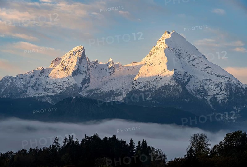 Watzmann massif with snow at sunrise, in autumn, Berchtesgaden Alps, Berchtesgaden, Berchtesgadener Land, Upper Bavaria, Bavaria, Germany, Europe