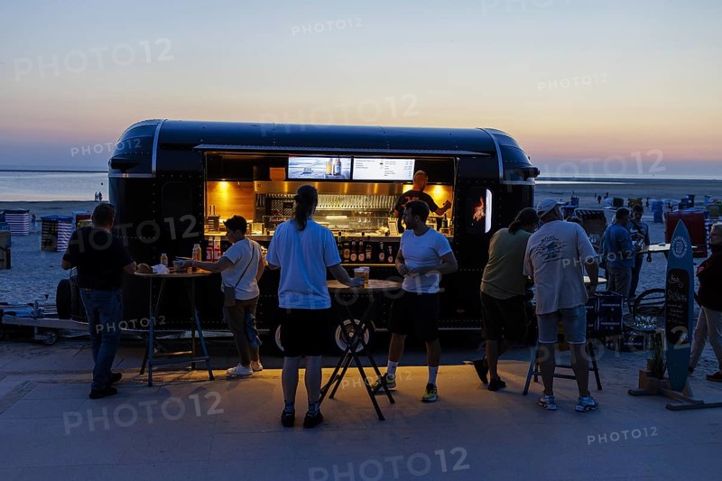 Sale of drinks and food to tourists on the beach on the island of Borkum, 19.07.2024