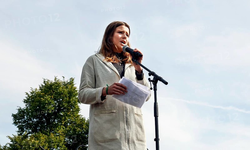 Luisa Neubauer speaks during the Fridays for Future demo. Fridays for Future demands on all continents and in Germany that politicians no longer put corporate interests above human lives, Berlin, 23.09.2022