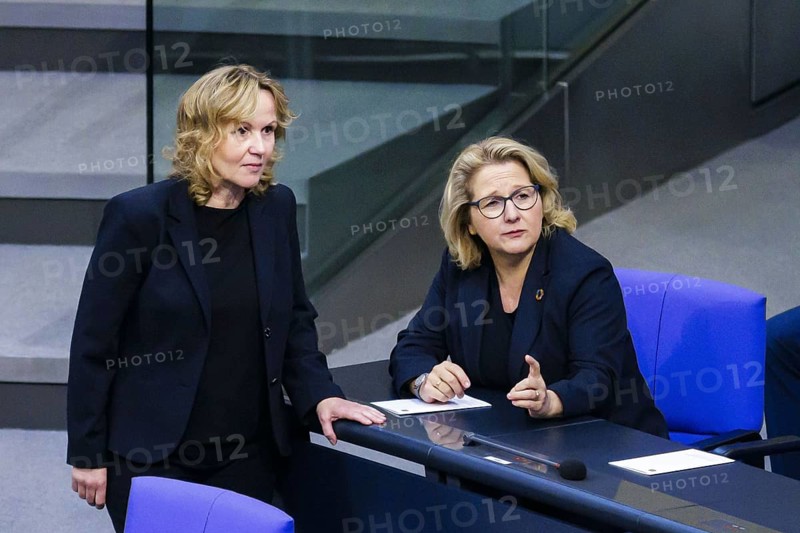 Steffi Lemke (Alliance 90/The Greens), Federal Minister for the Environment, Nature Conservation, Nuclear Safety and Consumer Protection, and Svenja Schulze (SPD), Federal Minister for Economic Cooperation and Development, pictured in the plenary session of the Bundestag. Berlin, 31 January 2024