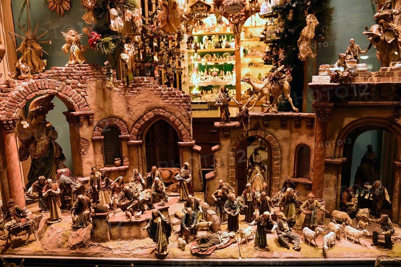 Europe, Germany, Bavaria, Munich, City, Schaufenster Geschenke Kaiser von 1874, am Alten Peter, Christmas decorations, wooden figures, nativity scene scene, arts and crafts, religious art, Europe