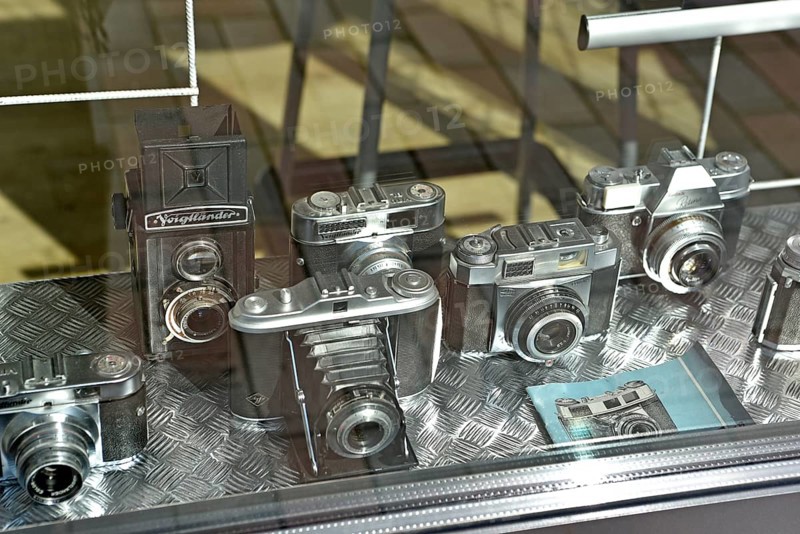Europe, Germany, historical cameras in the window of a photo shop, Europe