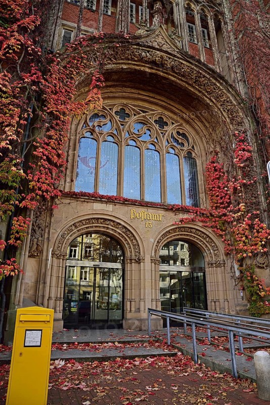 Europe, Germany, Hamburg, Rotherbaum, architecture, facade post office building, former telecommunications building in Schlüterstraße, facade growth, Wild Vine, autumn, post office 13, Hamburg, Hamburg, Federal Republic of Germany, Europe