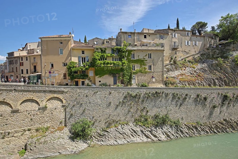 Stone wall at the river Ouvèze and townscape, houses, Ouveze, Vaison-la-Romaine, Vaucluse, Provence, France, Europe