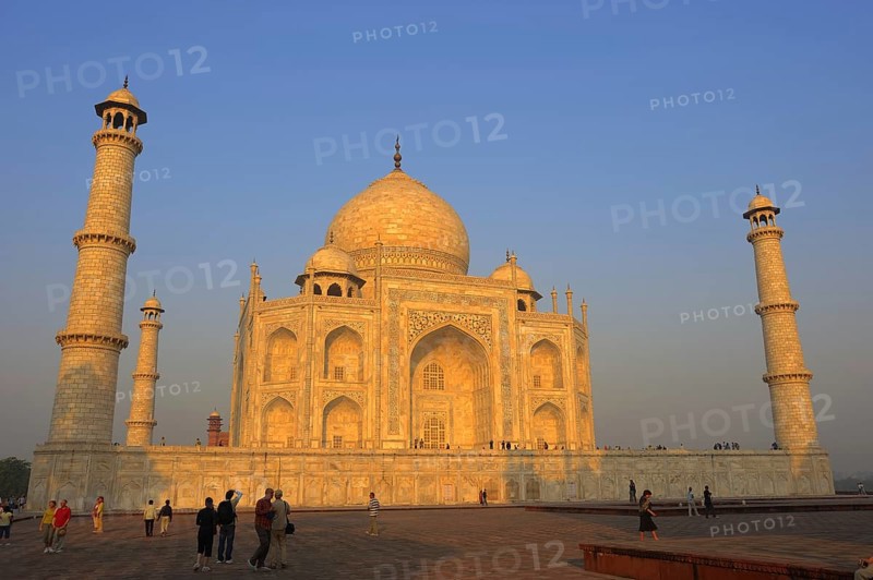 Taj Mahal, built by the Grand Mogul Shah Jahan in memory of his principal woman Mumtaz Mahal, who died in 1631, Agra, Uttar Pradesh, India, Asia