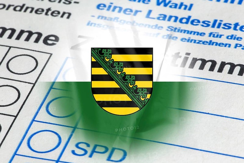 Symbolic image of state election in Saxony: Flag of Saxony and close-up of a ballot paper. The next state election will take place in September 2024