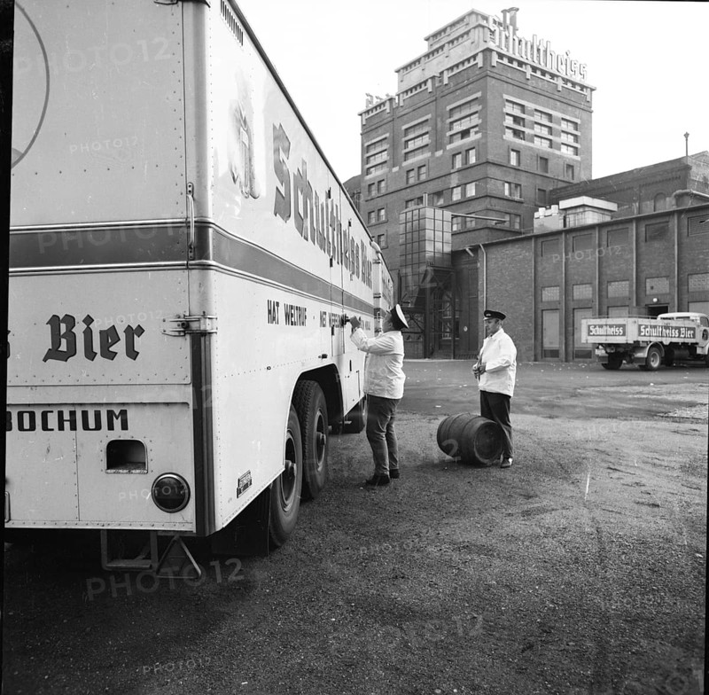 DEU, Germany, Dortmund: Personalities from politics, business and culture from the years 1965-71, Bochum. Brewery Schultheiß Bier ca. 1965-6, Europe