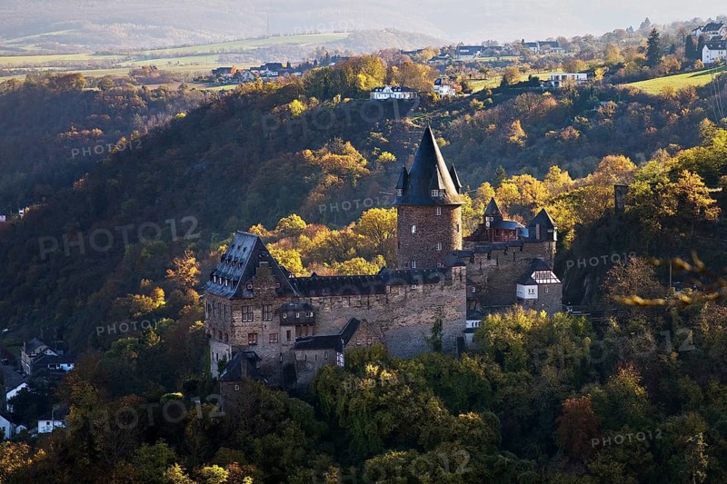 Stahleck Castle, hilltop castle in autumn, Bacharach on the Rhine, UNESCO World Heritage Upper Middle Rhine Valley, Rhineland-Palatinate, Germany, Europe