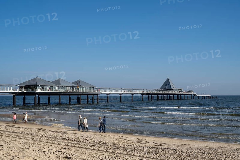 Holidaymakers walking on the beach, pier, Heringsdorf, Usedom Island, Baltic Sea, Mecklenburg-Western Pomerania, Germany, Europe