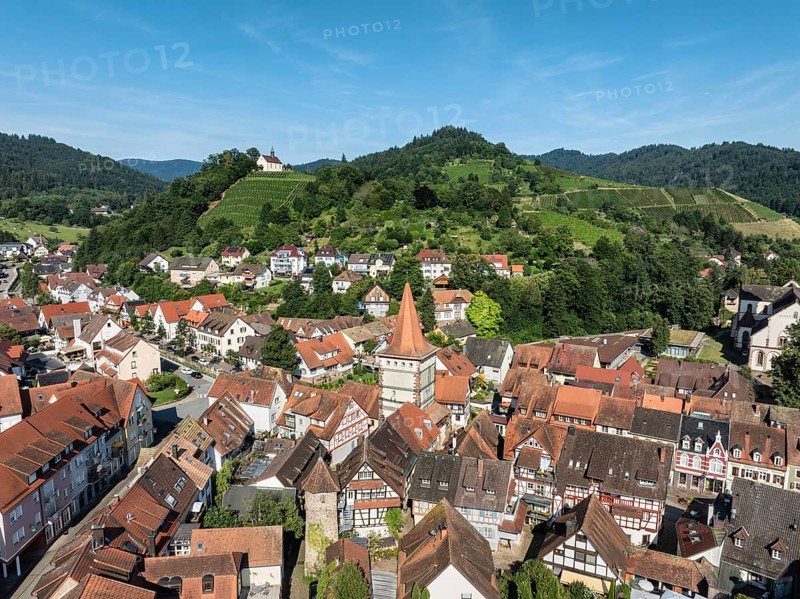The old town centre of Gengenbach with the Haigeracher Tor, town gate, and the Jakobuskapelle, mountain chapel on a vineyard, sights and landmarks of Gengenbach, aerial view, Ortenaukreis, Baden-Württemberg, Germany, Europe
